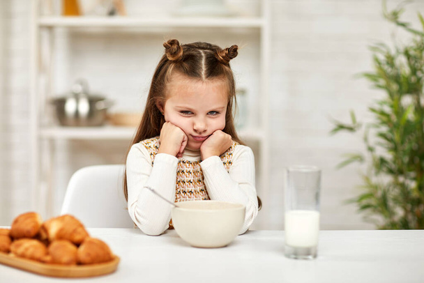 the child does not want to have breakfast. - Valokuva, kuva
