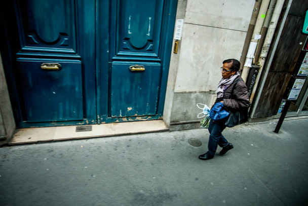 PARIS, FRANCJA - 7 października 2016: Obywatele przechodzą obok ulic, kawiarni i sklepów 7 października 2016 roku w Paryżu. Paryż ulica życie w dzień - Zdjęcie, obraz