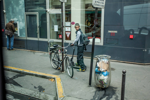 パリ,フランス- 2016年10月7日:市民は2016年10月7日にパリで通り、カフェテリア、店舗を通ります。昼間のパリのストリートライフ - 写真・画像