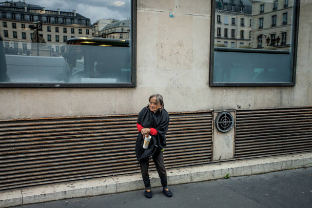 パリ、フランス- 2016年10月7日:ホームレスの女性がフランスのパリの中心部でお金を求めています - 写真・画像