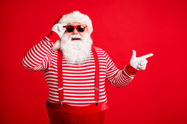 Muotokuva hänen hän mukava komea houkutteleva iloinen iloinen parrakas lihava harmaa tukka Santa osoittaa kopio tilaa lahja läsnä yllätys eristetty kirkas eloisa loistaa elinvoimainen punainen väri tausta - Valokuva, kuva