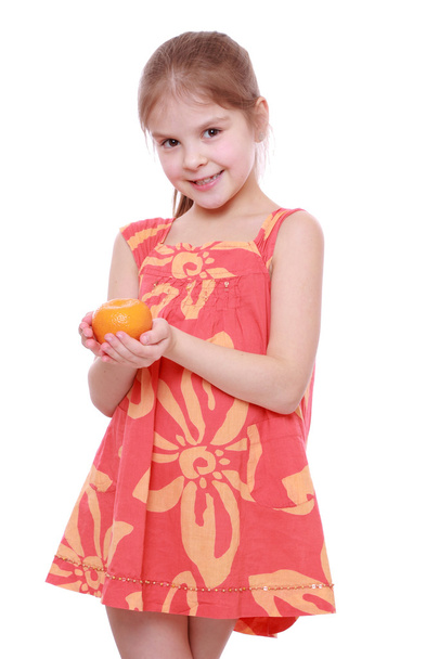 Girl holding mandarin - Fotoğraf, Görsel