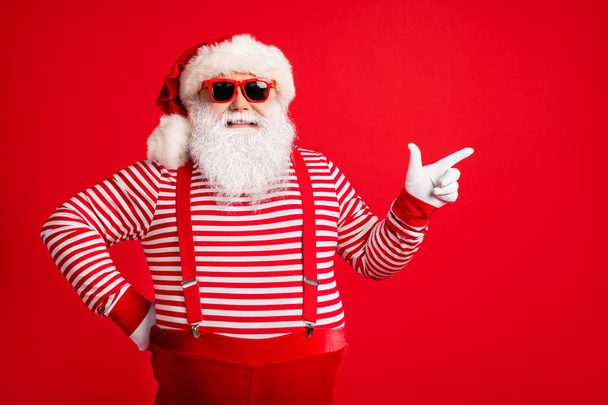 Portrait de son il beau beau beau joyeux joyeux barbu gras cheveux gris Père Noël montrant copie espace négocier décision nouveauté isolé sur lumineux vif éclat vibrant fond de couleur rouge - Photo, image