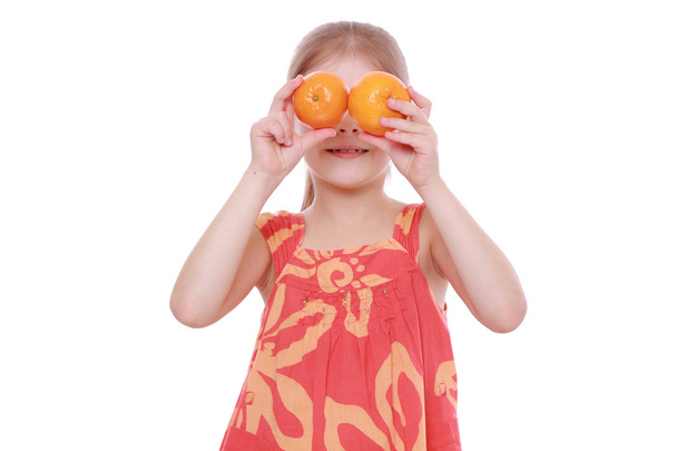 Girl holding mandarins - Foto, immagini