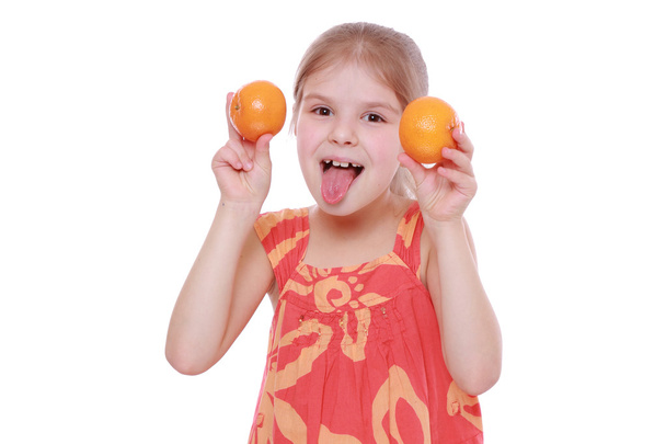 Girl holding mandarins - Foto, Imagen