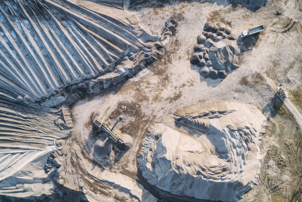 Pedreira de areia com escavadora grande, escavadora. Indústria de máquinas pesadas na Europa, Polônia. Ecologia e meio ambiente. Drone aéreo foto Vista  - Foto, Imagem