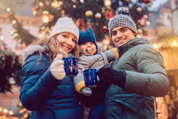 Familia con niños divirtiéndose en el mercado de Navidad - Foto, Imagen