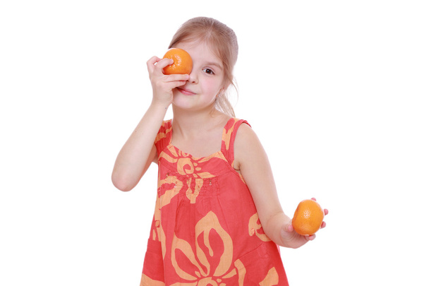 Girl holding mandarins - Foto, imagen