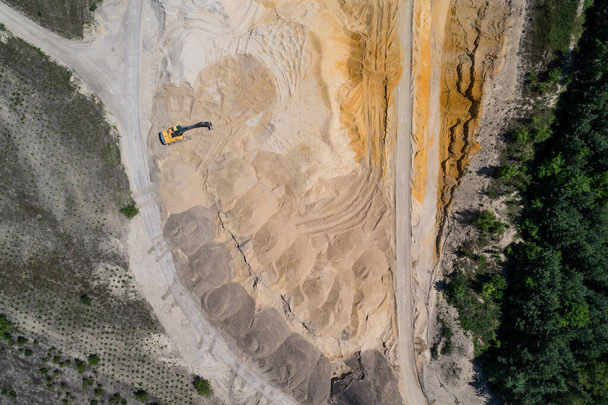 Büyük kazıcılı kum ocağı, kazıcı. Avrupa, Polonya 'da ağır makineler endüstrisi. Ekoloji ve çevre. Hava aracı fotoğraf görüntüsü  - Fotoğraf, Görsel