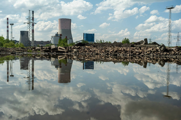 Centrale industrielle, centrale électrique, centrale électrique. Industrie en Europe, Pologne, Bedzin.Pollution de l'air par les cheminées. Écologie et environnement. Vue Aérienne D'un Drone  - Photo, image