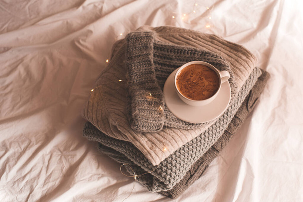 Koncepcja sezonu zimowego: filiżanka świeżej kawy na dzianinach z bliska. Dzień dobry.. - Zdjęcie, obraz