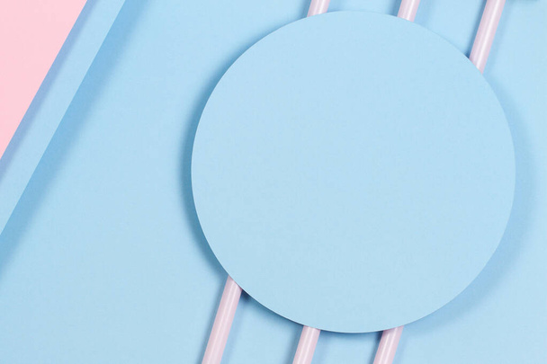 Fondo pastel abstracto. Mockup de la tarjeta de papel azul sobre fondo azul pastel y rosa. Mínimas formas geométricas y líneas, vista superior - Foto, imagen
