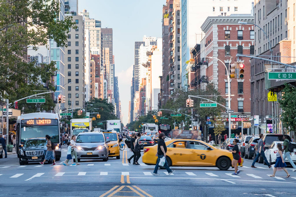 NEW YORK CITY, USA 2017: Rušní lidé přecházejí křižovatku v dopravní špičce na 3. avenue před auty zastavenými na semaforu na Manhattanu - Fotografie, Obrázek