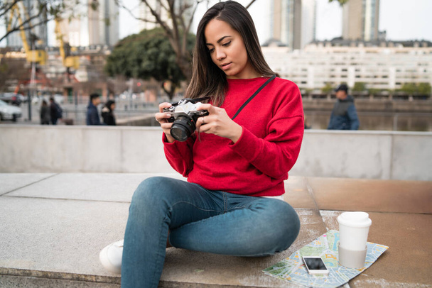 Young woman using a professional camera. - Foto, Bild