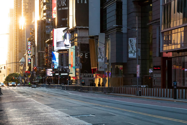 NEW YORK CITY, USA - kesäkuu 14, 2020: Auringonlaskun valo loistaa tyhjällä näkymällä 42nd Streetille, taustalla Times Squaren värikkäitä merkkejä ja mainoksia. - Valokuva, kuva