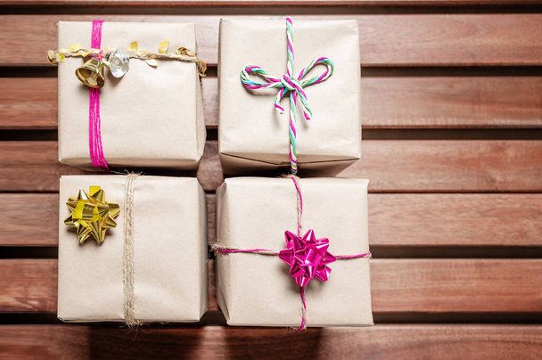 Presentes de Natal encomendados com fitas coloridas e cordas - Foto, Imagem