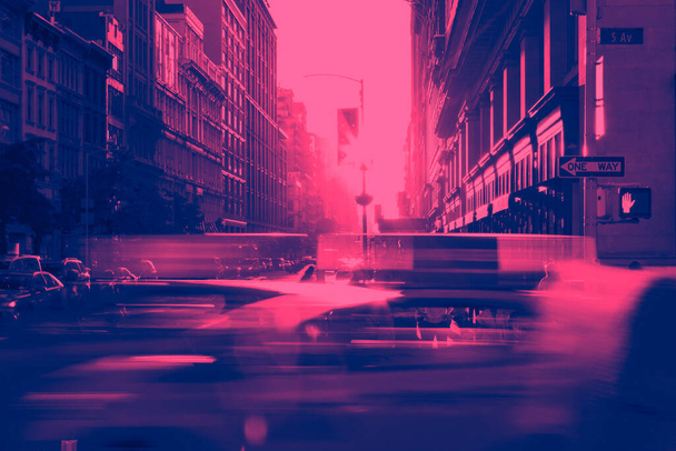 New York City taksileri Manhattan şehir merkezinde hızla ilerliyorlar. Pembe ve mavi duoton renk efektleri var. - Fotoğraf, Görsel
