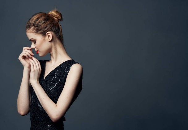 Nő fekete ruha szürke háttér vágott kilátás smink frizura modell - Fotó, kép