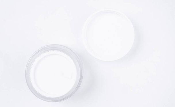 Crème de beauté blanche anti-âge et hydratante cosmétique en récipient blanc - Photo, image