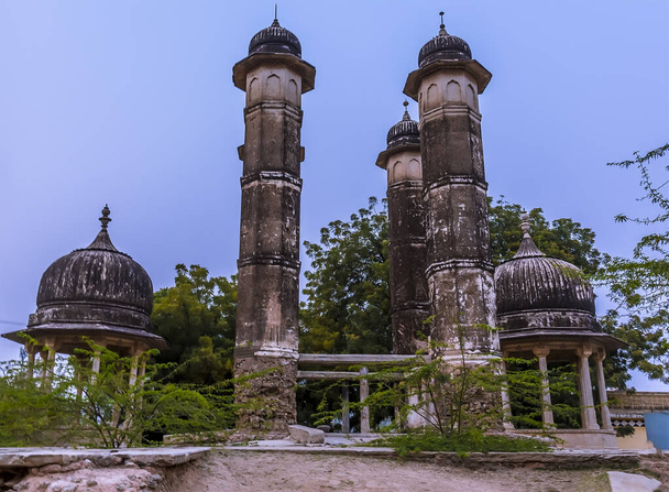 Una vista hacia un pozo de cuatro minaretes en Mandawa, Rajastán, India al atardecer - Foto, Imagen