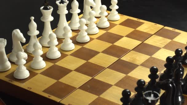 Λευκό ξεκινά το παιχνίδι στο σκάκι η πρώτη κίνηση e2 e4 - Πλάνα, βίντεο