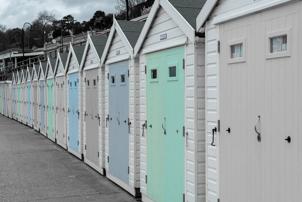 Colorsplash de uma fileira de cabanas de praia em Lyme Regis em Dorset. - Foto, Imagem