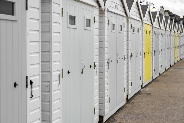 Farbspritzer einer Reihe von Strandhütten bei Lyme Regis in Dorset. - Foto, Bild