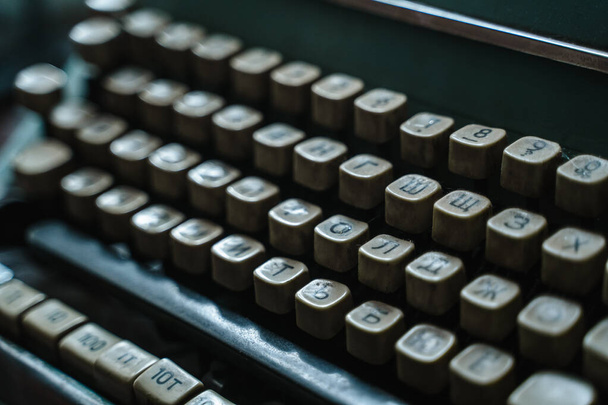 Máquina de escribir verde vintage de cerca. - Foto, Imagen