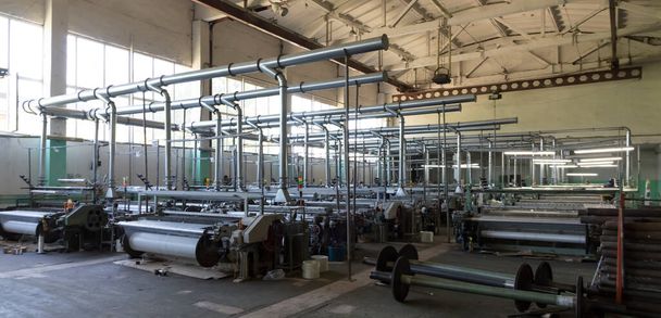 Zdjęcie produkcji włókien polietylenowych w zakładzie, automatyczna praca obrabiarek - Zdjęcie, obraz