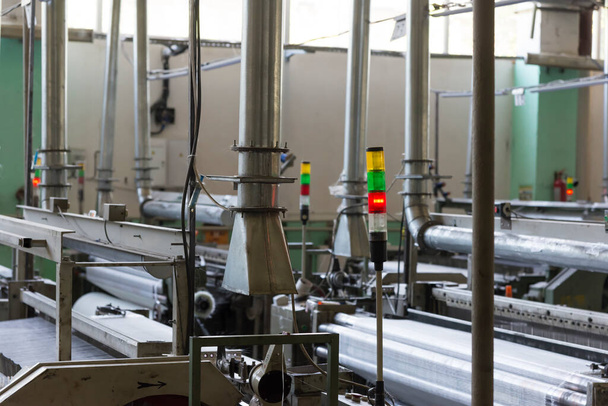 Φωτογραφία της παραγωγής νημάτων πολυαιθυλενίου στο εργοστάσιο, αυτοματοποιημένη εργασία εργαλειομηχανών - Φωτογραφία, εικόνα