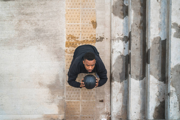 Athletic man doing wall ball exercise. - Foto, immagini