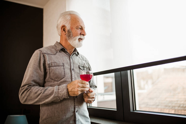 Knappe senior man genieten van perfecte wijn smaak en aroma - Foto, afbeelding