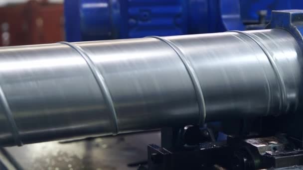 Planta metalúrgica para la producción de estructuras metálicas para la producción de tubos metálicos y baldosas metálicas - Metraje, vídeo