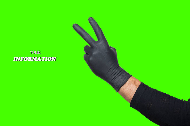 Siyah lastik eldivenli bir erkek, parmaklarını zafer işareti yaparken gösteriyor, iki numara, sembol, V işareti ya da jest. İki Numara 'nın el hareketi, Chroma tuşunda işaret dili, yeşil ekran arka planı.. - Fotoğraf, Görsel