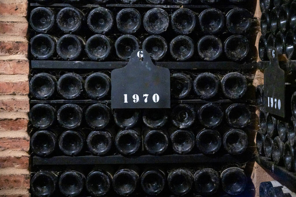 Butelki z winogron wzmocnionych rubinem lub tawnym porto w starych piwnicach Vila Nova de Gaia, Portugalia, na północ od Portugalii - Zdjęcie, obraz