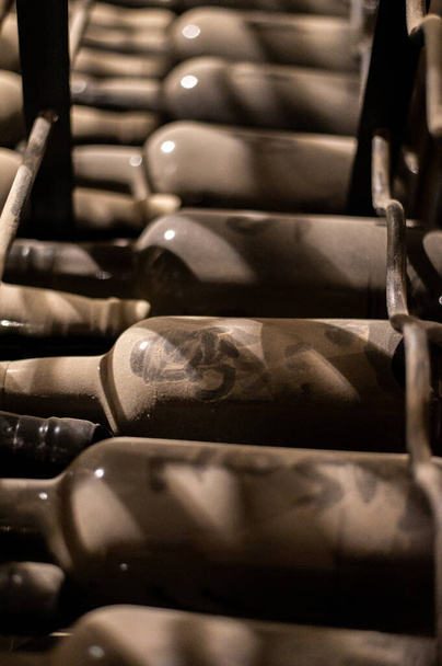 Пляшки вінтажного укріпленого рубіну або рудого портового вина в старих підвалах Віла - Нова - де - Ґая, Португалія, на північ від Португалії. - Фото, зображення