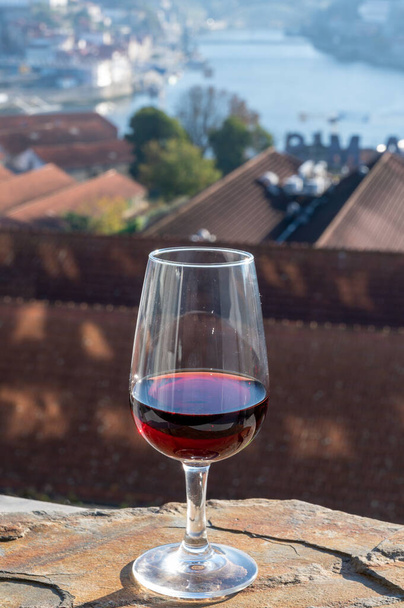 Смакування різних укріплених десертних рубінів, портових вин в окулярах з видом на річку Дуро, портові ложі Віла - Нова - де - Ґая і місто Порту (Португалія). - Фото, зображення