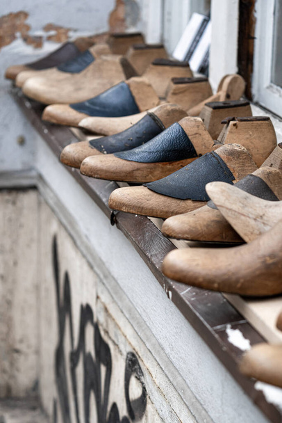 Řádek ze starého dřeva a kožených bot Stromy nebo tvarovky bot, Portrét Orientace - Fotografie, Obrázek