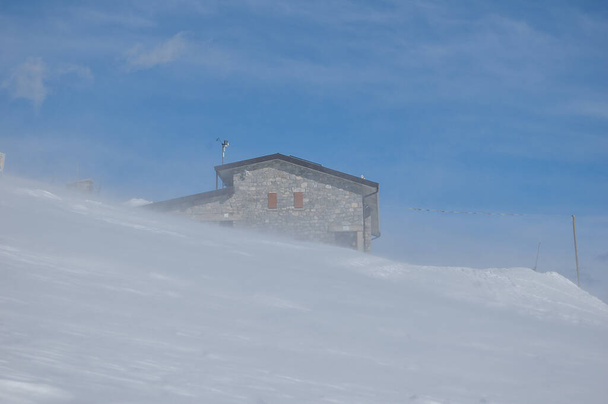 Sığınak rüzgarın estiği dağ evi. - Fotoğraf, Görsel