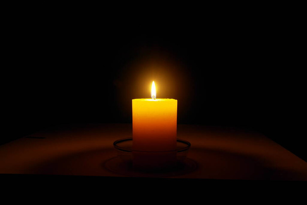 Огненная свеча в темной комнате, символ Дня всех святых - Фото, изображение