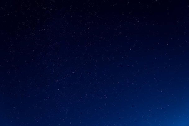 Fondo cielo nocturno con muchas estrellas brillantes, concepto de espacio sin fin - Foto, Imagen