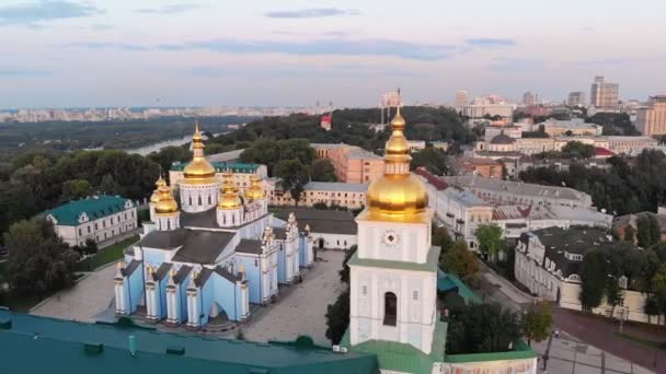 Widok z lotu ptaka na dzwonnicę i katedrę św. Zofii o zmierzchu Kijów, Ukraina - Materiał filmowy, wideo