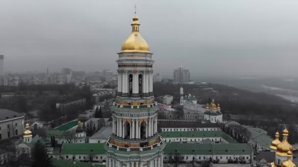 Levegő felső kilátás Kijev templomok dombok felülről, Kijev város, Ukrajna. - Felvétel, videó