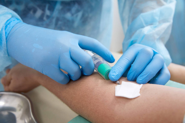 Enfermeira recolhendo amostra de sangue para fazer um teste em laboratório - Foto, Imagem