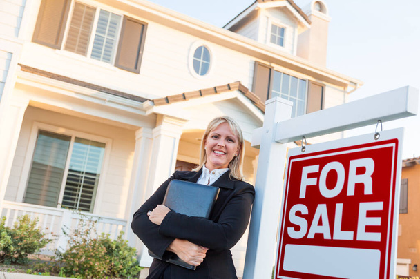 Γυναίκα Real Estate Agent μπροστά από προς πώληση Είσοδος και όμορφο σπίτι. - Φωτογραφία, εικόνα