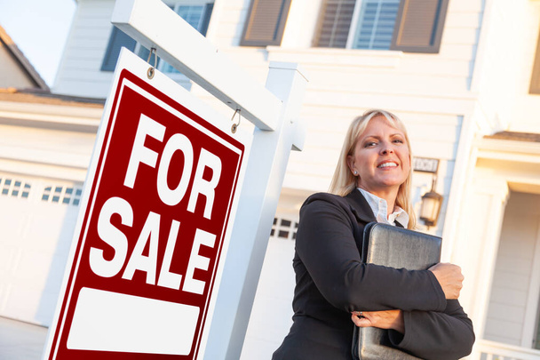 Femme agent immobilier en face de signe à vendre et belle maison. - Photo, image