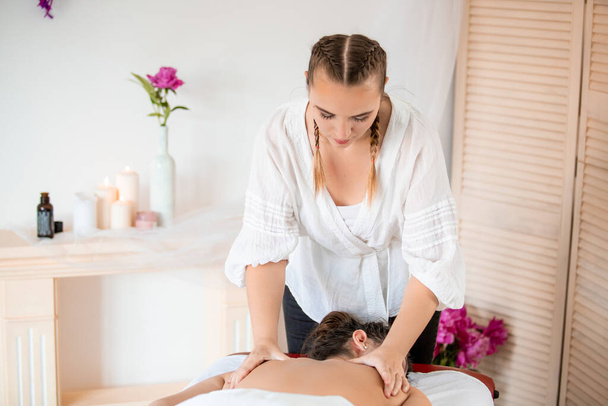Jeune fille en massage spa pendant les vacances - Photo, image