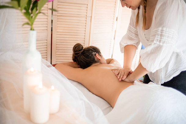 Giovane ragazza in massaggio spa in vacanza - Foto, immagini