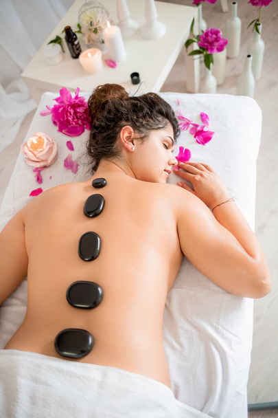 Jovem em massagem spa de férias - Foto, Imagem