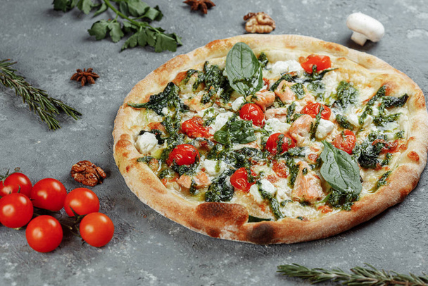 Prawdziwy włoski pyszne pizzy z łososia i sera. - Zdjęcie, obraz